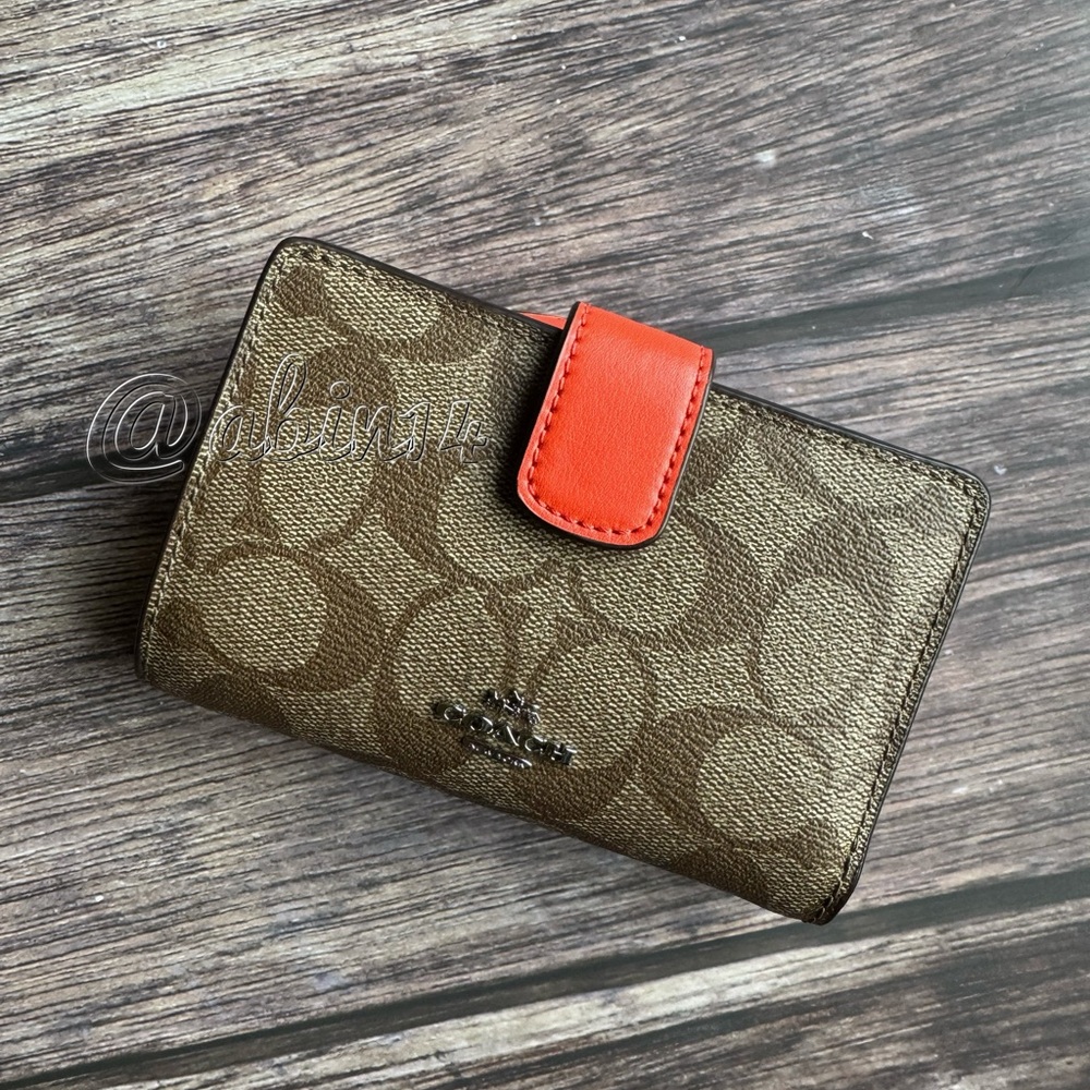 NWOT Coach Medium Corner Zip  Wallet In Leather and Signature Canvas